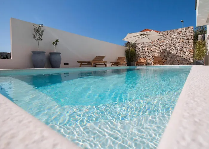 Beautiful With Pool بيت للعطل Žman