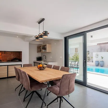 Beautiful With Pool * Žman