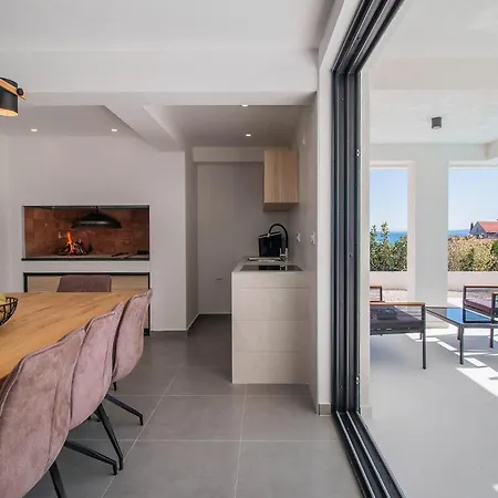 Beautiful With Pool Žman