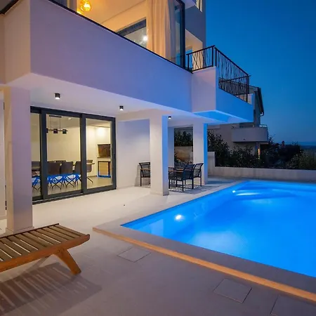Beautiful With Pool Dom wakacyjny