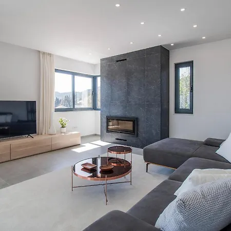 Beautiful With Pool * Žman