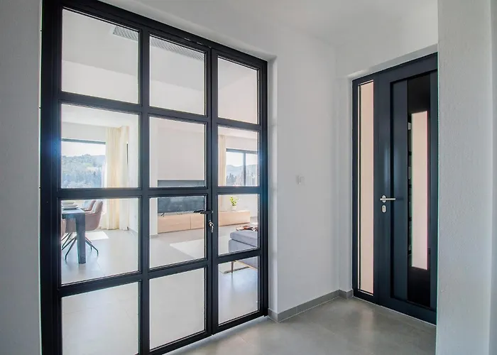 Beautiful With Pool Holiday home *